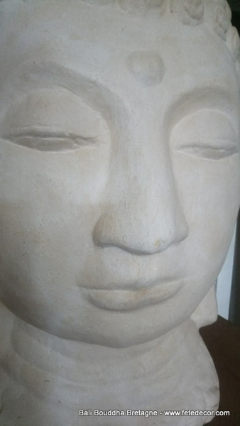 Fontaine eau tête Bouddha blanche