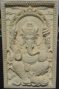 Ganesh gravure relief cadre pierre