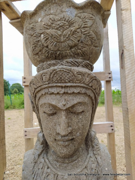 Pot de fleur bouddha sculpture sur roche