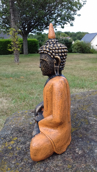 Statuette Bouddha tunique orange H36cm