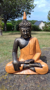 Statuette Bouddha tunique orange H36cm