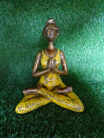 Femme yoga tenu jaune