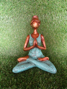 Femme yoga tenu bleu