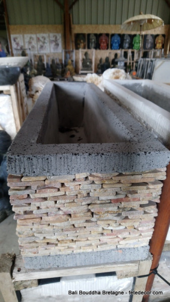 Jardinière ciment pierres orangées 1m