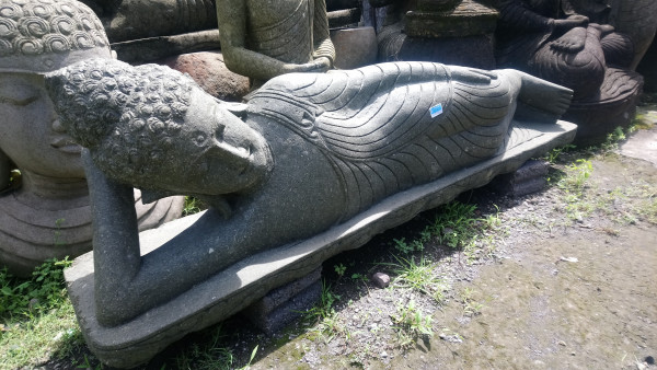 Bouddha allongé pierre volcanique L150 cm