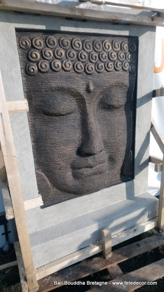 Grand mur d'eau visage Bouddha