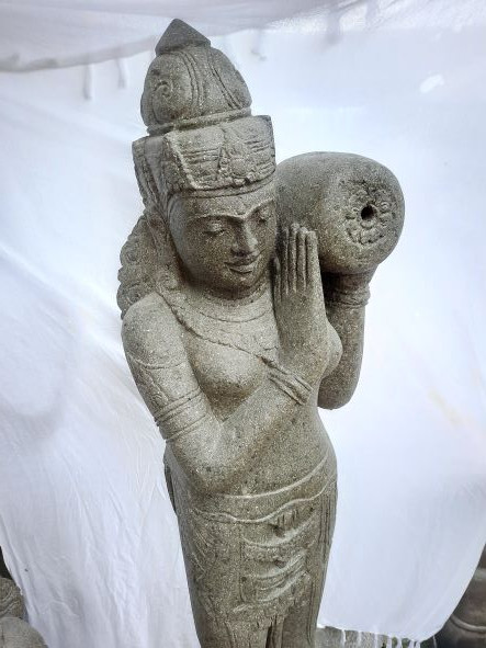 Statue Dewi Porteuse d'Eau