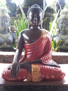 Bouddha noir main vers le sol